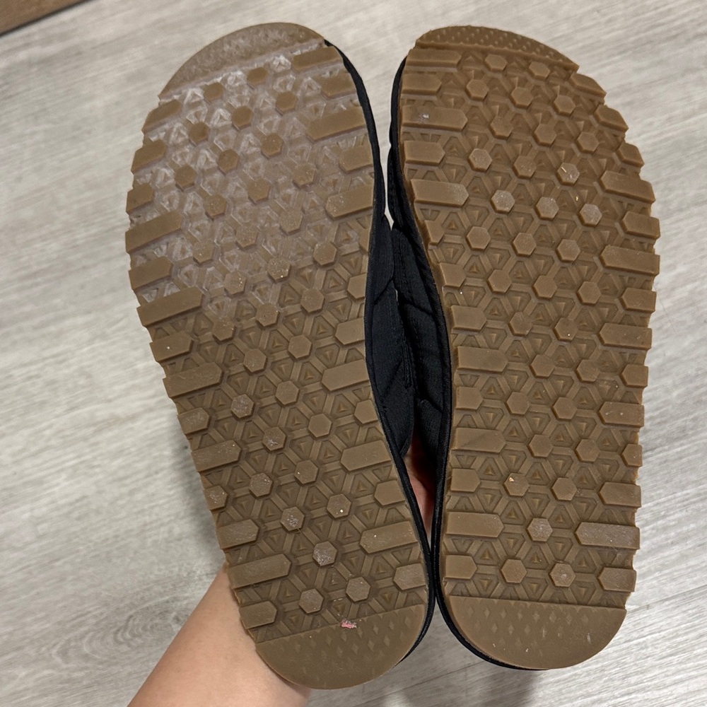 Vans Black Quilted Slip-On Shoes - Picture 6 of 7